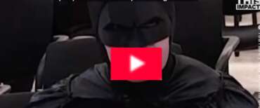 Arriva Batman contro l’Ice negli Usa: lo show di un finto super-eroe nel consiglio comunale (video)