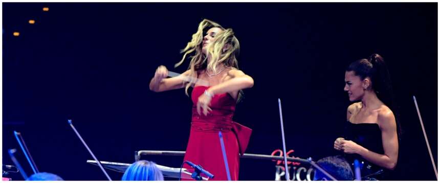 Altra replica, altro trionfo: Beatrice Venezi riceve 8 minuti d’applausi dal pubblico di Pisa. La protesta della Cgil è un flop