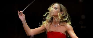 “Beatrice Venezi conquista Pisa”. “Fiume di applausi” al teatro Verdi. Stavolta lo scrive persino Repubblica