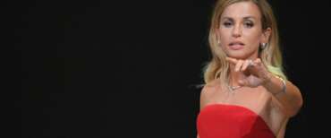 Beatrice Venezi, il sindaco di Lucca scende in campo per rompere l’assedio della sinistra