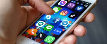 In Francia stop ai social per i minori di 15 anni. Macron: «Il divieto scatterà il primo settembre»