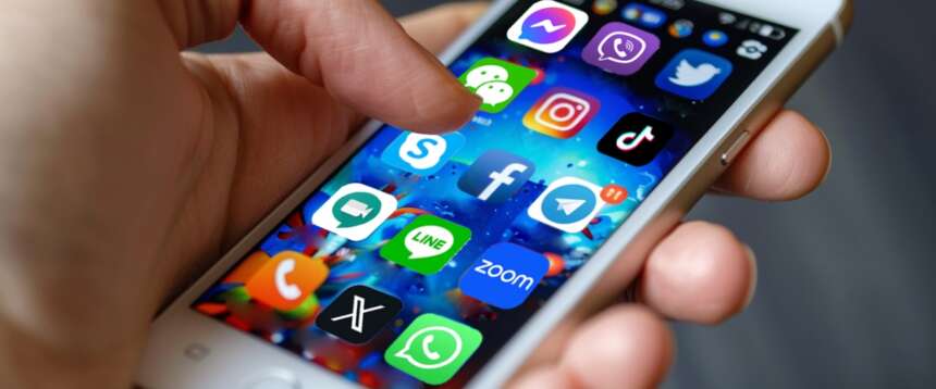 In Francia stop ai social per i minori di 15 anni. Macron: «Il divieto scatterà il primo settembre»