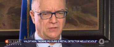 Giro di vite del ministro Valditara: consentire ai presidi delle scuole a rischio di inserire dei metal detector