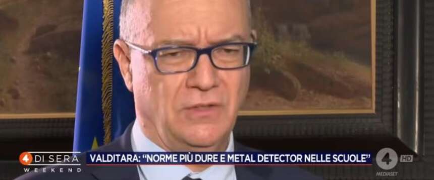 Giro di vite del ministro Valditara: consentire ai presidi delle scuole a rischio di inserire dei metal detector