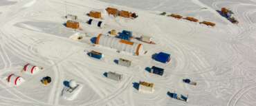 Antartide, nasce l’Ice Memory Sanctuary: la struttura che custodisce le due “capsule del tempo” ghiacciate