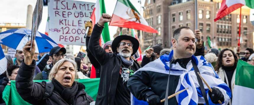 Reuters: “Probabile attacco Usa nelle prossime 24 ore”. Ma Trump a sorpresa: “Le uccisioni in Iran si sono fermate, verificheremo”