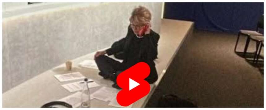 Lilli Gruber e la diretta con incendio da Davos: per una sera “Otto e mezzo” diventa “Inferno di cristallo” (video)