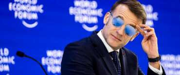 È giallo sugli occhiali a specchio azzurri di Macron: le ipotesi dell’esperto sulle condizioni del presidente francese
