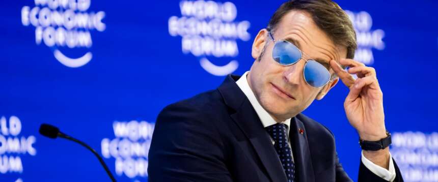 È giallo sugli occhiali a specchio azzurri di Macron: le ipotesi dell’esperto sulle condizioni del presidente francese