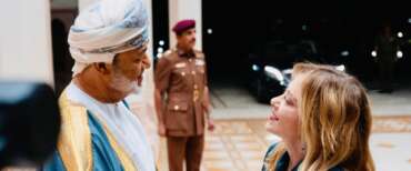 Meloni e il sultano: visita in Oman tra intese economiche e impegno per la pace. Nella notte volerà a Tokyo