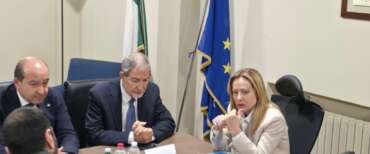 Meloni in Sicilia: “Sugli indennizzi agli alluvionati non faremo come nel ’97”. Fair play con Bonelli: grazie della presenza