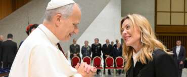Giubileo, il Papa saluta Meloni e ringrazia governo e Roma: l’omaggio del Crocifisso dei pellegrini