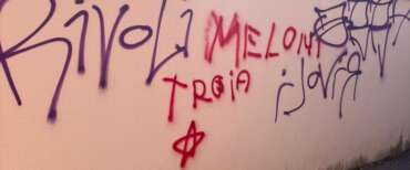 e scritte con insulti volgari e sessisti contro la premier Giorgia Meloni comparse oggi a Pietrasanta, in provincia di Lucca, dove nelle scorse settimane erano apparse già le scritte ‘spara a Giorgia’, 11 gennaio 2026 ANSA / ufficio stampa Fratelli d’Italia