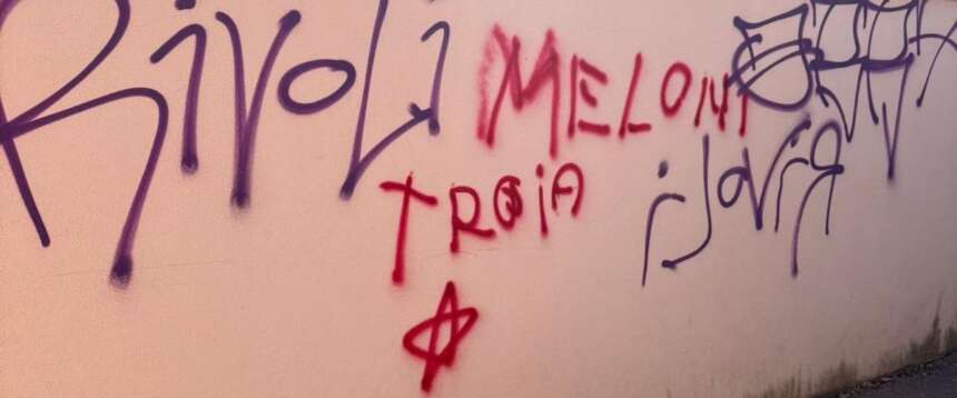 e scritte con insulti volgari e sessisti contro la premier Giorgia Meloni comparse oggi a Pietrasanta, in provincia di Lucca, dove nelle scorse settimane erano apparse già le scritte ‘spara a Giorgia’, 11 gennaio 2026 ANSA / ufficio stampa Fratelli d’Italia