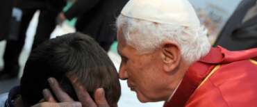 Ratzinger può diventare santo: c’è il primo miracolo di Benedetto XVI su un ragazzo americano