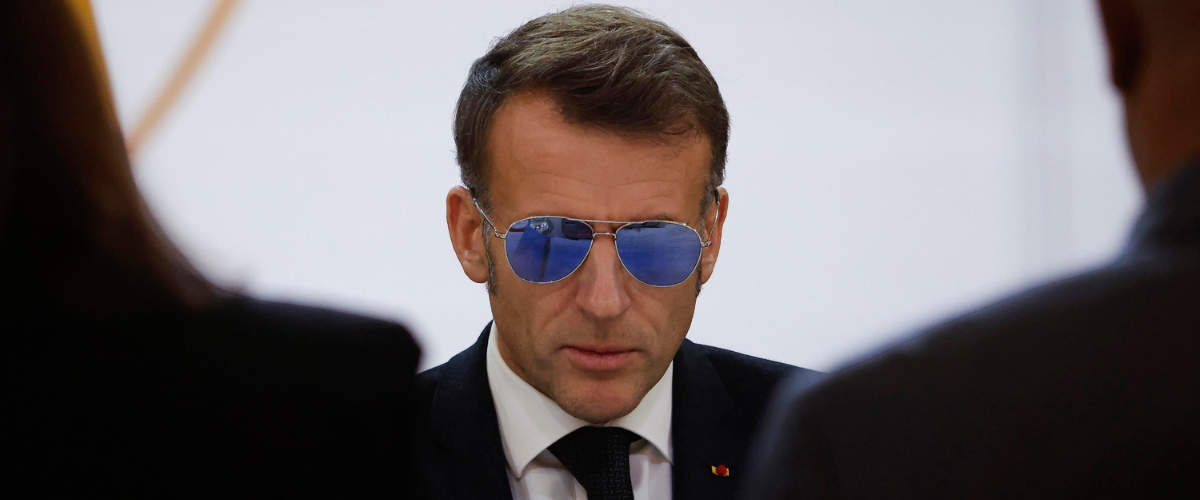 Macron si crede in Top Gun, Brigitte entra in modalità dj e alza il volume. Si è stancata di sentirlo? (Video)