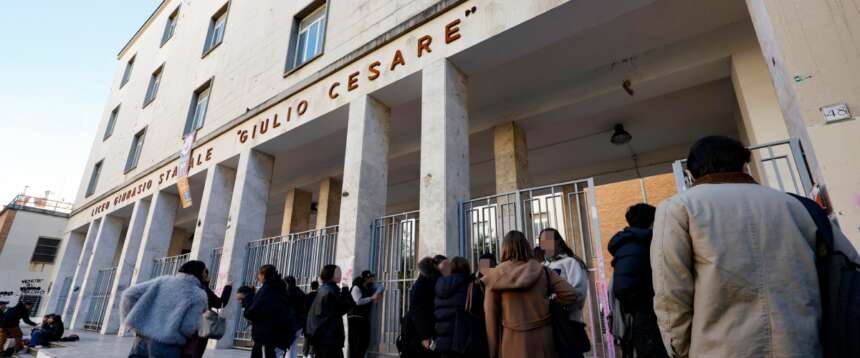 Studente messo all’angolo dal prof per il suo credo cattolico: il caso finisce in un’interrogazione a Valditara