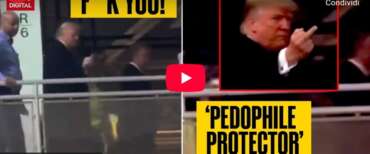 Trump fa il dito medio a un operaio che lo accusa di essere un “protettore di pedofili” (video)