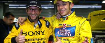 Valentino Rossi contro il padre: “È incapace d’intendere e di volere, ha regalato 200mila euro alla compagna”