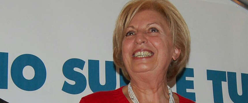 Adriana Poli Bortone si candida a 82 anni e viene offesa. Lei scherza sul caso-Schlein: “Sì, sono una Befana…”