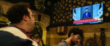 Un locale in Siria mentre in tv passa il discorso del presidente Al Shaara