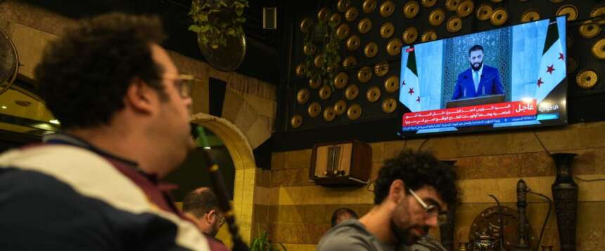 Un locale in Siria mentre in tv passa il discorso del presidente Al Shaara