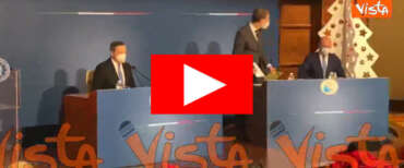 Applausi dei giornalisti alla Meloni? Una bufala: la sinistra dimentica i battimani “coreani” per  Draghi, Renzi e Conte (video)