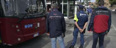 Spari e sassaiola contro i bus Atac della linea 46B a Roma