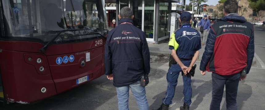 Spari e sassaiola contro i bus Atac della linea 46B a Roma