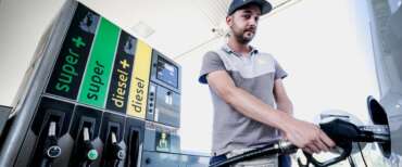 Carburanti: prezzi medi in calo alla pompa di benzina e diesel. Differenziale self a 3 cent