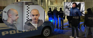 Il capotreno è stato accoltellato alle spalle, l’assassino croato arrestato si finge confuso: “Non so cosa ho fatto…”