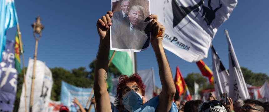 Spari a Caracas, avvistati droni sul palazzo presidenziale. La Machado offre il Nobel per la Pace a Trump