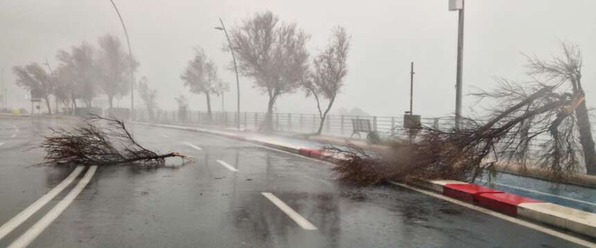 Il ciclone Harry verso il suo picco sull’Italia: allagamenti e frane in Sardegna, Sicilia e Calabria (video)