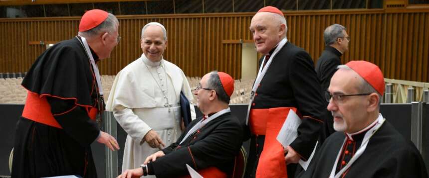 Papa Leone XIV e alcuni cardinali in un momento di pausa durante il concistoro