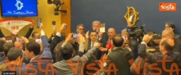 Montecitorio come un centro sociale: Pd, Avs e M5S occupano la sala stampa e impediscono una conferenza (video)
