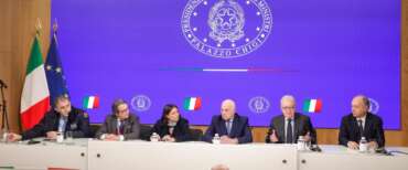 Crans Montana, le famiglie delle vittime a Palazzo Chigi. Mantovano: “Italia parte civile, l’Avvocatura è pronta” (video)