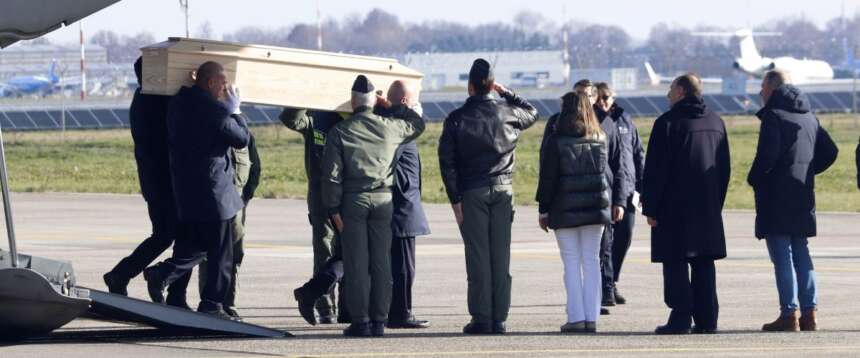 Il rientro in Italia delle giovani vittime di Crans Montana