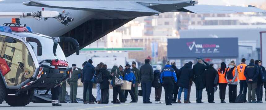 L’arrivo a Linate delle bare delle giovani vittime di Crans Montana