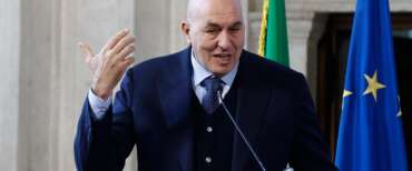 Aiuti a Kiev, Crosetto: faremo quello che ha deciso il Parlamento. L’Italia consegna le prime 78 caldaie. Presto altre 300