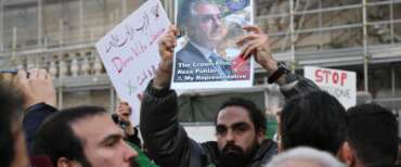 Alcuni dissidenti iraniani mostrano la foto di Reza Pahlavi alla manifestazione della sinistra per l’Iran: cacciati