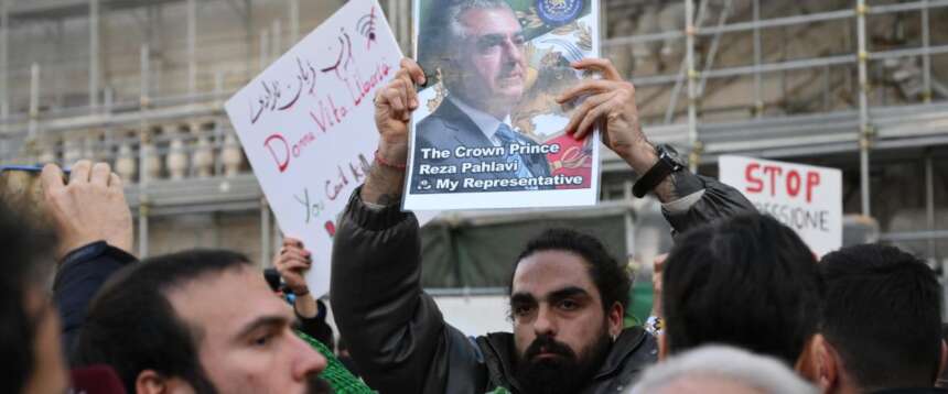 Alcuni dissidenti iraniani mostrano la foto di Reza Pahlavi alla manifestazione della sinistra per l’Iran: cacciati