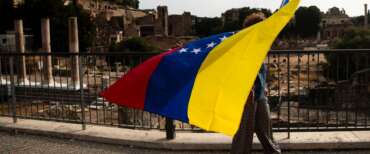 Ieri gli esuli istriani, oggi quelli venezuelani: per la sinistra chi fugge dai regimi comunisti è sempre un «fascista». E guai a difenderlo