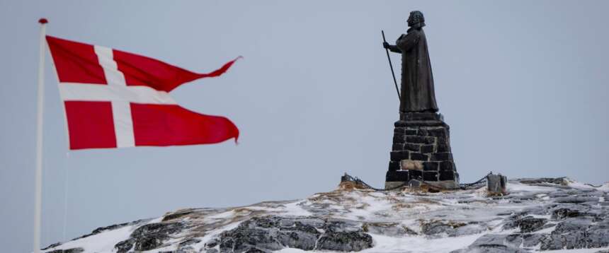 Un’immagine della statua di Dannebrog e Hans Egede a Nuuk, in Groenlandia