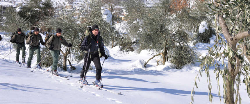 Soldati italiani in Groenlandia? Nel caso sono pronti gli Alpini. Marce sottozero con zaini pesanti nell’esercitazione “Volpe Bianca”