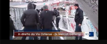 La polizia sgombera, immigrato fugge e semina il panico in diretta Rai. Salvato dai vigili (video)