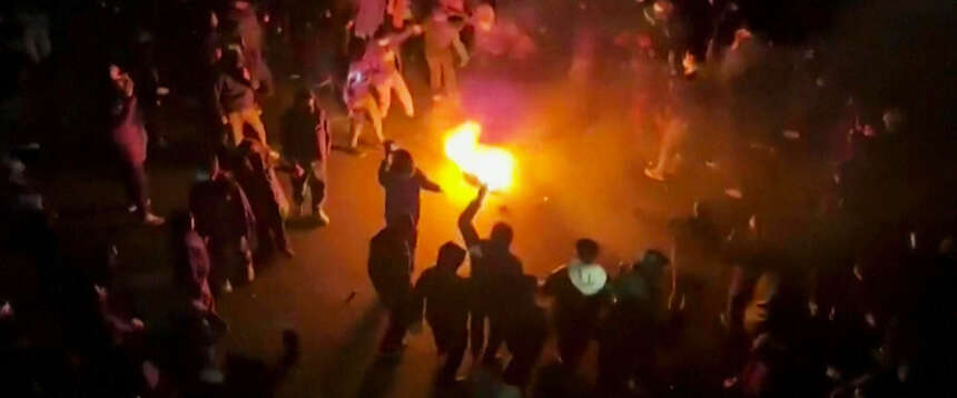 L’Iran è una bomba pronta a esplodere, centinaia di morti: Usa pronti a un’azione in difesa dei manifestanti