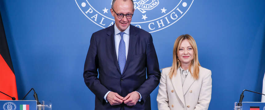 “Mai così vicini”. Meloni abbraccia la Germania di Merz: “Sintonia anche sulla difesa dei confini dall’immigrazione”