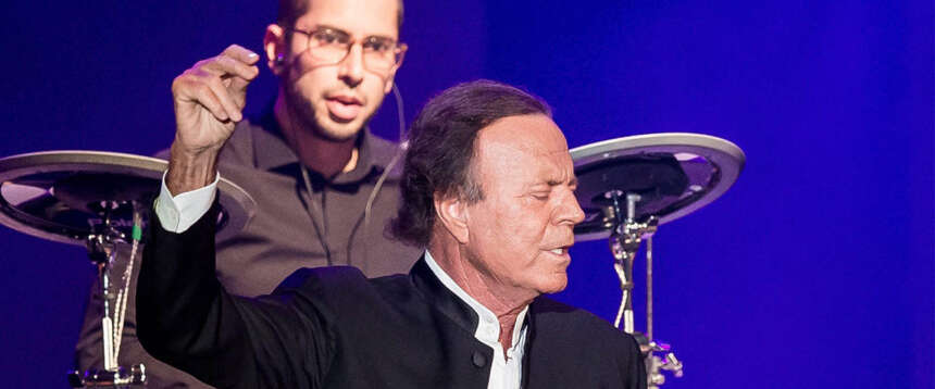 Sono un pirata ed un signore, ma non uno stupratore. Julio Iglesias si difende: “Mai fatto del male a una donna”