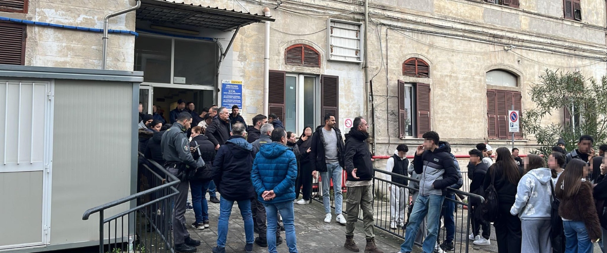 Accoltellato da un compagno di scuola in classe, non ce l’ha fatta il diciottenne di La Spezia. Arrestato l’aggressore