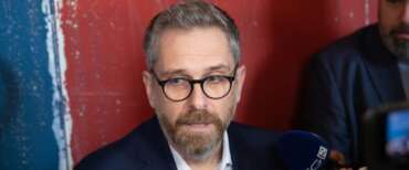 Il sindaco di Bologna fa il duro: “Se non ti inginocchi a FdI, la paghi”. La replica: bambino viziato. Se il Tar ti boccia, è colpa tua